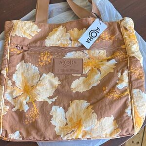 ALOHA Collection. NWT. nylon Taha’a Daily toffee tote.